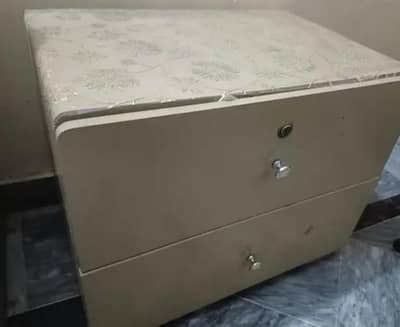 2 beds with mattress and dressing table