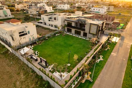 3 KANAL FULL BASEMENT CEINMA HUGE LAWN NEAR RAYA FAIRWAYS