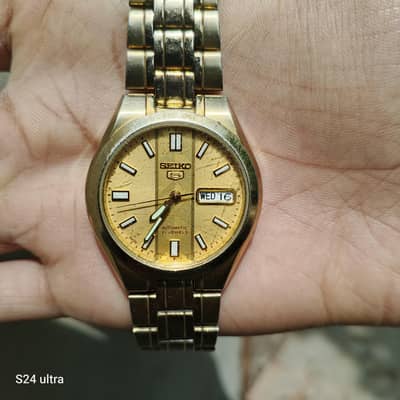 100% geniune seiko 5 automatic movement glass back.         urgent for