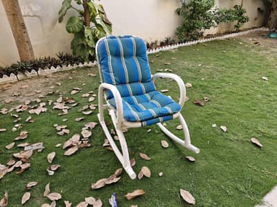 2 outdoor lawn chairs