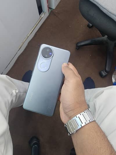 vivo v60 12/512GB only 1 mouth use mobile dead ho gya sale krna jis ko
