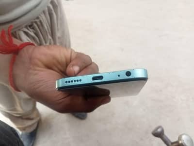 bilkul new Mobile ha 6/128 ko b zra sa b nai masla. abi kch month use h