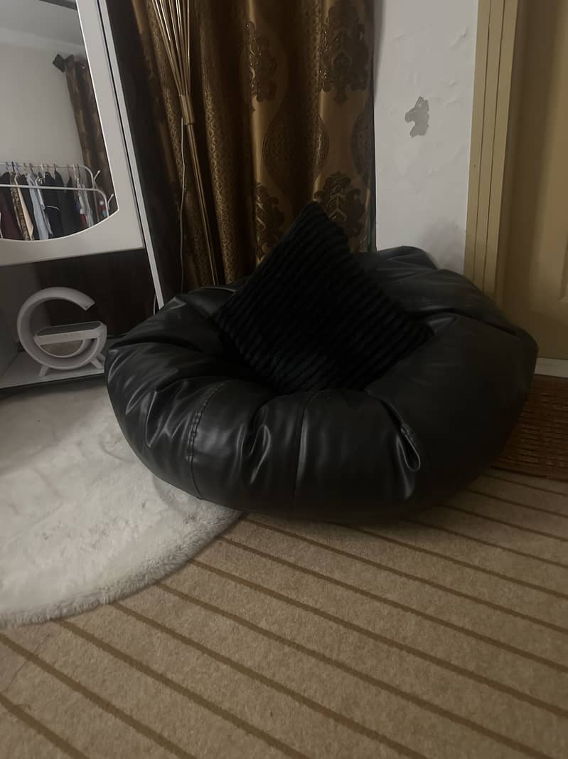 2 Bean bags 0