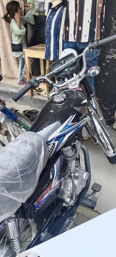 Honda 125cc new condition one hands us