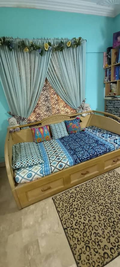 Solid Wooden Beautiful Bed Set - Elegant and Modern - Just like New