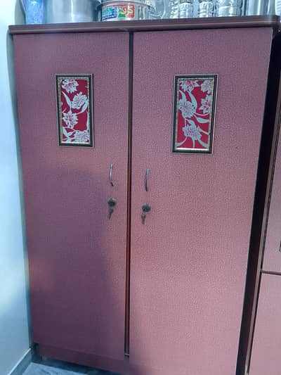 mazbot lakdi ke almari used