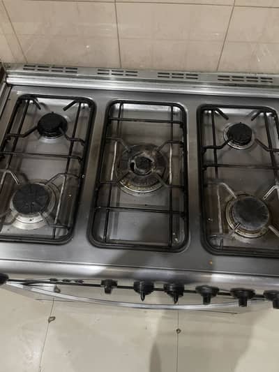 Like New 5 Burner Cooking Range Oven.