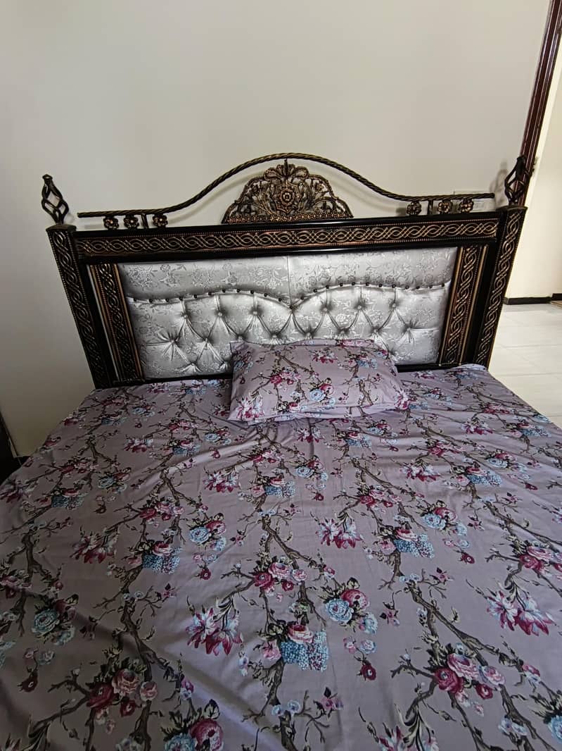 King Size Iron Bed 0