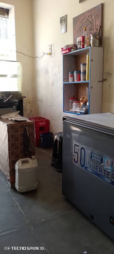 بہترین لوکیشن پر قائم فاسٹ فوڈ شاپ اچھی سیل کے ساتھ برائے فروخت ہے