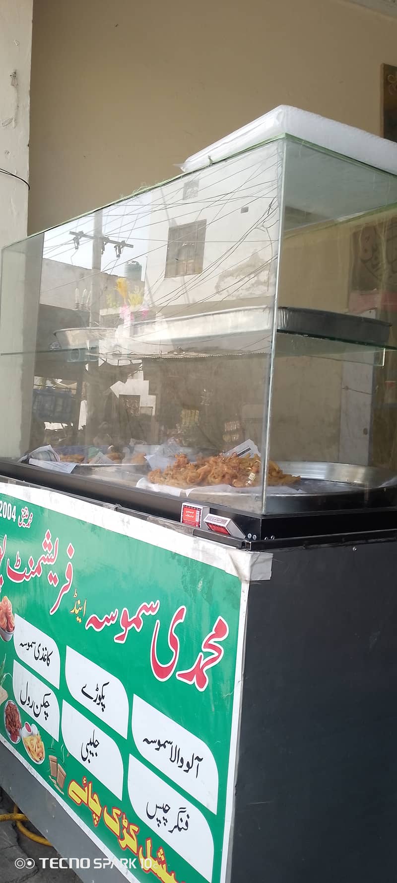 بہترین لوکیشن پر قائم فاسٹ فوڈ شاپ اچھی سیل کے ساتھ برائے فروخت ہے 2