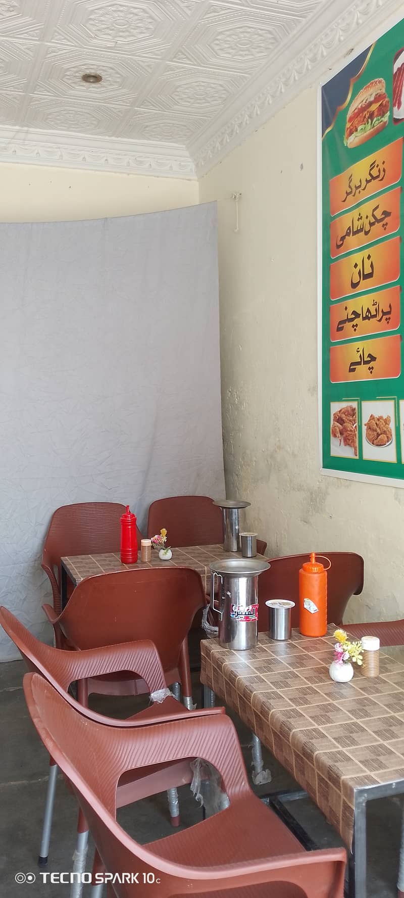 بہترین لوکیشن پر قائم فاسٹ فوڈ شاپ اچھی سیل کے ساتھ برائے فروخت ہے 3