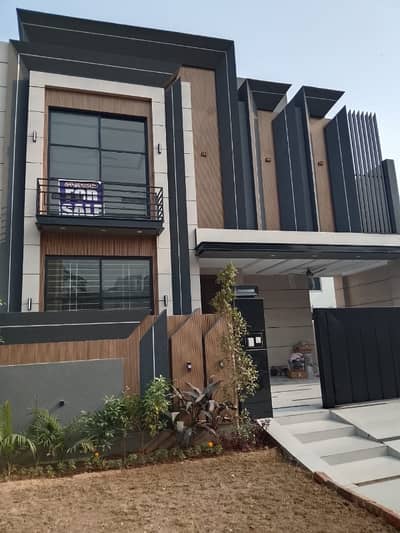 Tripple Storey 10 Marla House Available In Formanites Housing Scheme - Block E For sale