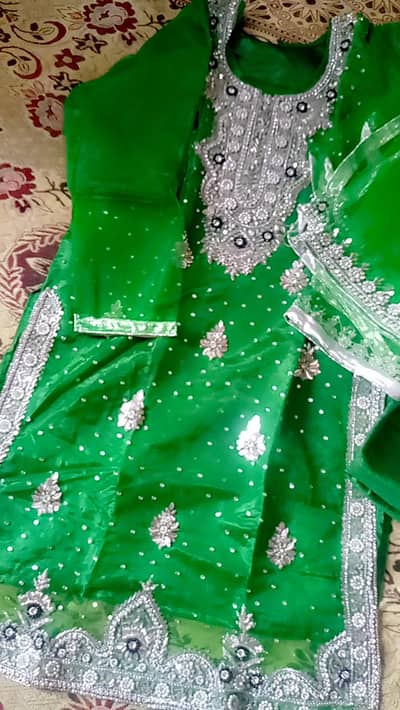 fresh dress sale krwa rhi hu