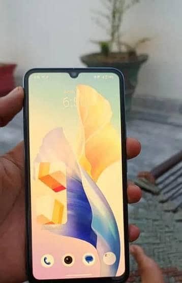 vivo v23e black colours one hand use