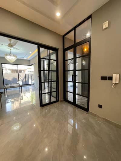 10 Marla Elegant House For Sale | Lake City