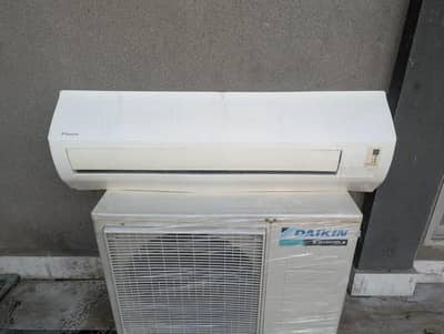 DAIKIN inverter 1.5 ton all okay good condition Call/0346/7070/370