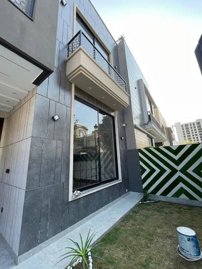 10 Marla Modern Style House For Sale | Lake City