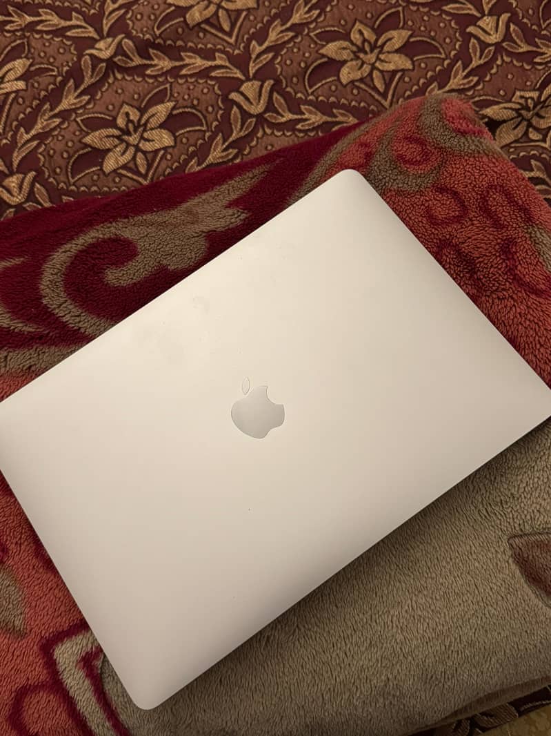 Macbook pro corei7 touch bar 0