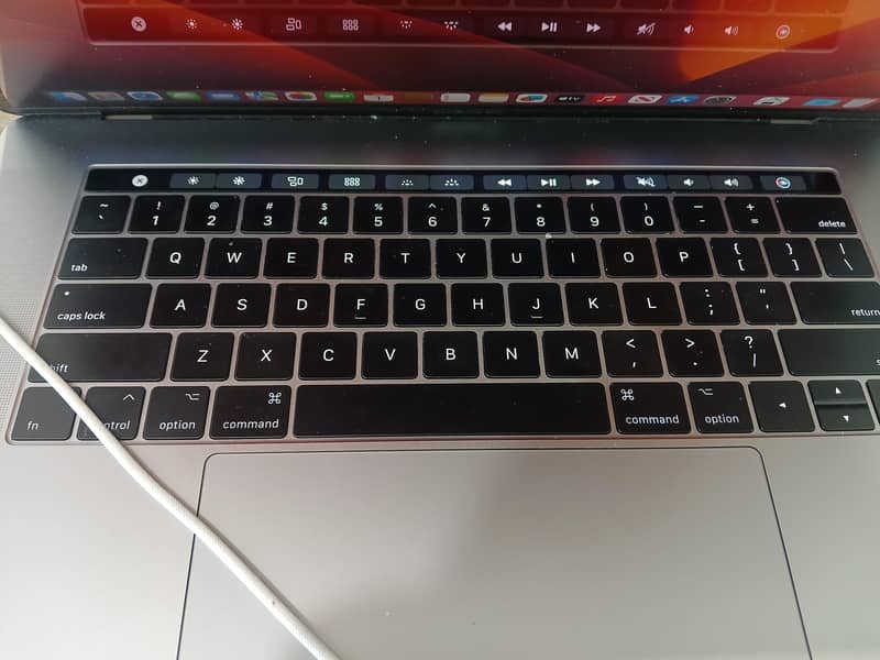Macbook pro corei7 touch bar 2