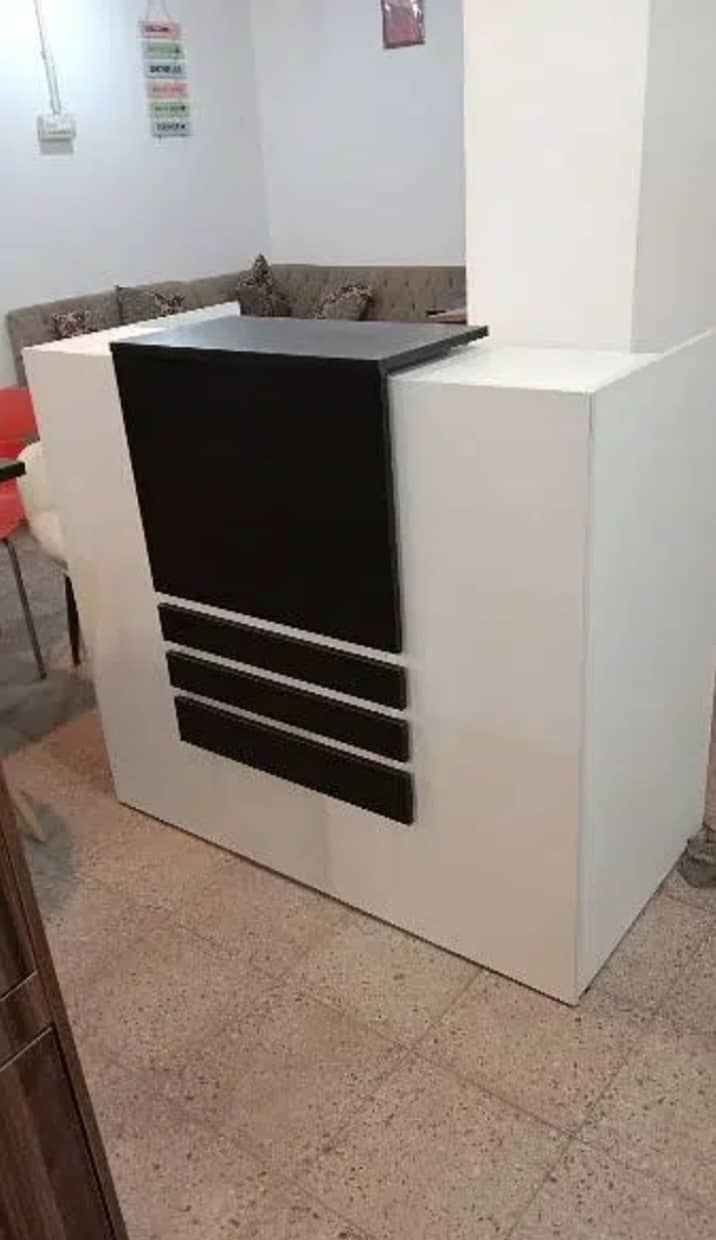 Reception Table/Counter 11