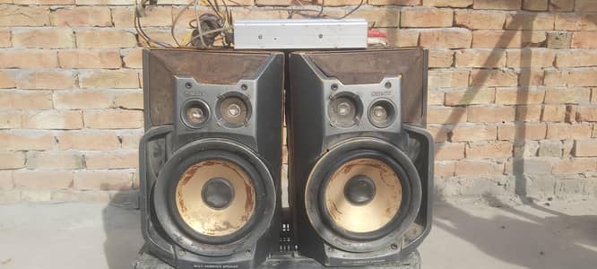 2 speaker aur 1 amplifier ke sath hai on hai sound acha hai condition