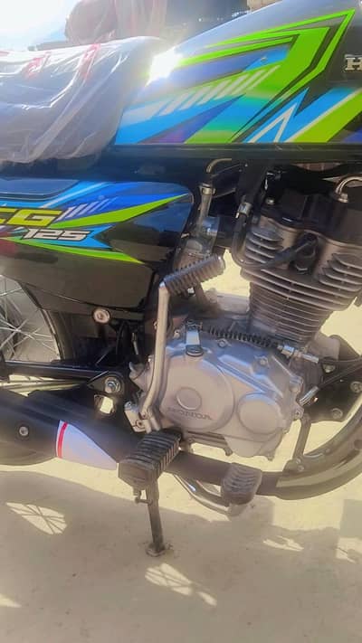 black clr bht hi acha bike h bilkul 10/10 condition total paper clear