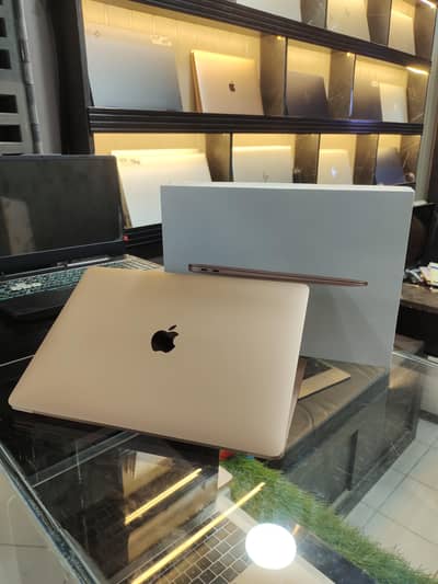 MACBOOK AIR 2020 M1 CHIP 8GB /256GB SSD BOX CHARGER COMPLETE