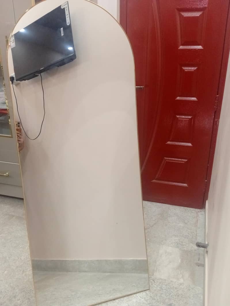 Full-length arched mirror 0
