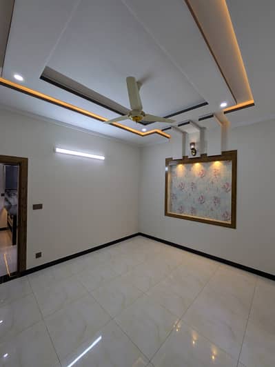 GULBERG RESIDENCIA 20M UPER FLOOR FOR RENT
