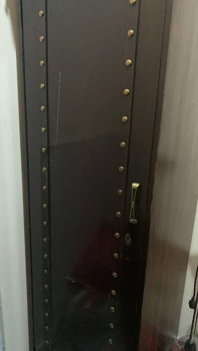 3 door wood bari almari/single bhi lay saktay hai.