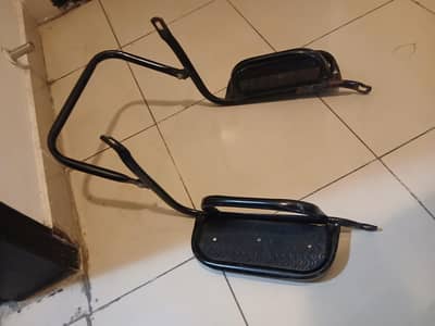 Suzuki 150 tyre, Battery, foot stand and carburettor