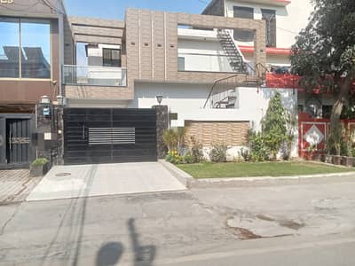 10 Male Double story house for sale 60 foot road