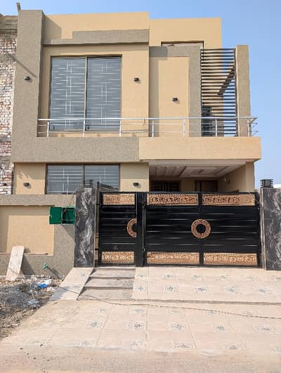 5 Marla Modren House For Sale Bahria Nasheman Lahore