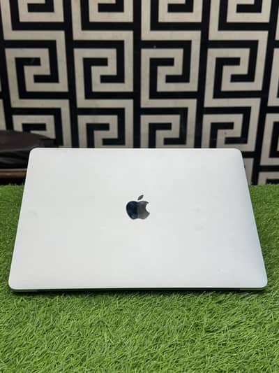 MacBook Pro A2289 Core i7 16GB 256GB SSD Neat Clean
