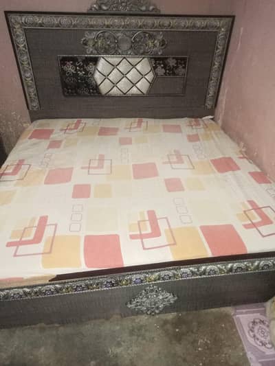 king size wooden bed Thoda sa damage he picture me dekh lo