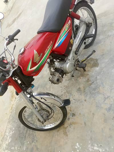 CD 70 2016 madel ha bike ka docment clear ha  03199748560call me