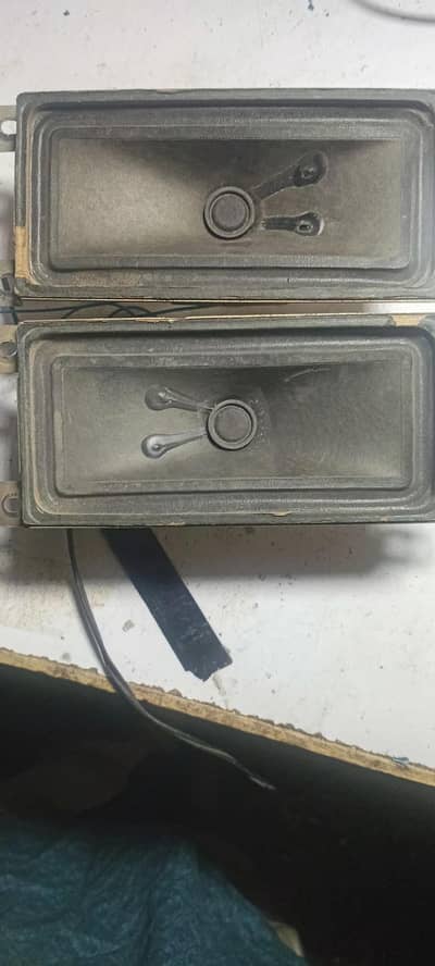 2 pices 8ohm 10 watt orignel speaker for sale.