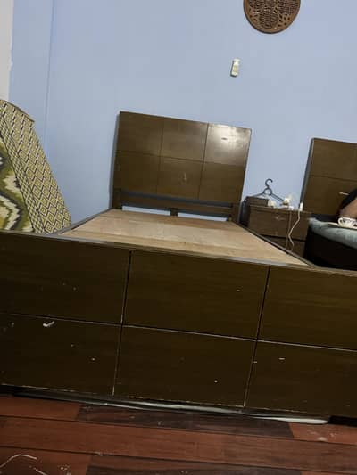 2 single beds with one side table