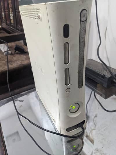 xbox 360 jasper white good in good condition with one remote