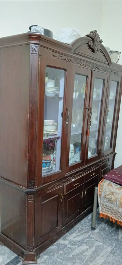 برتنوں والی الماری