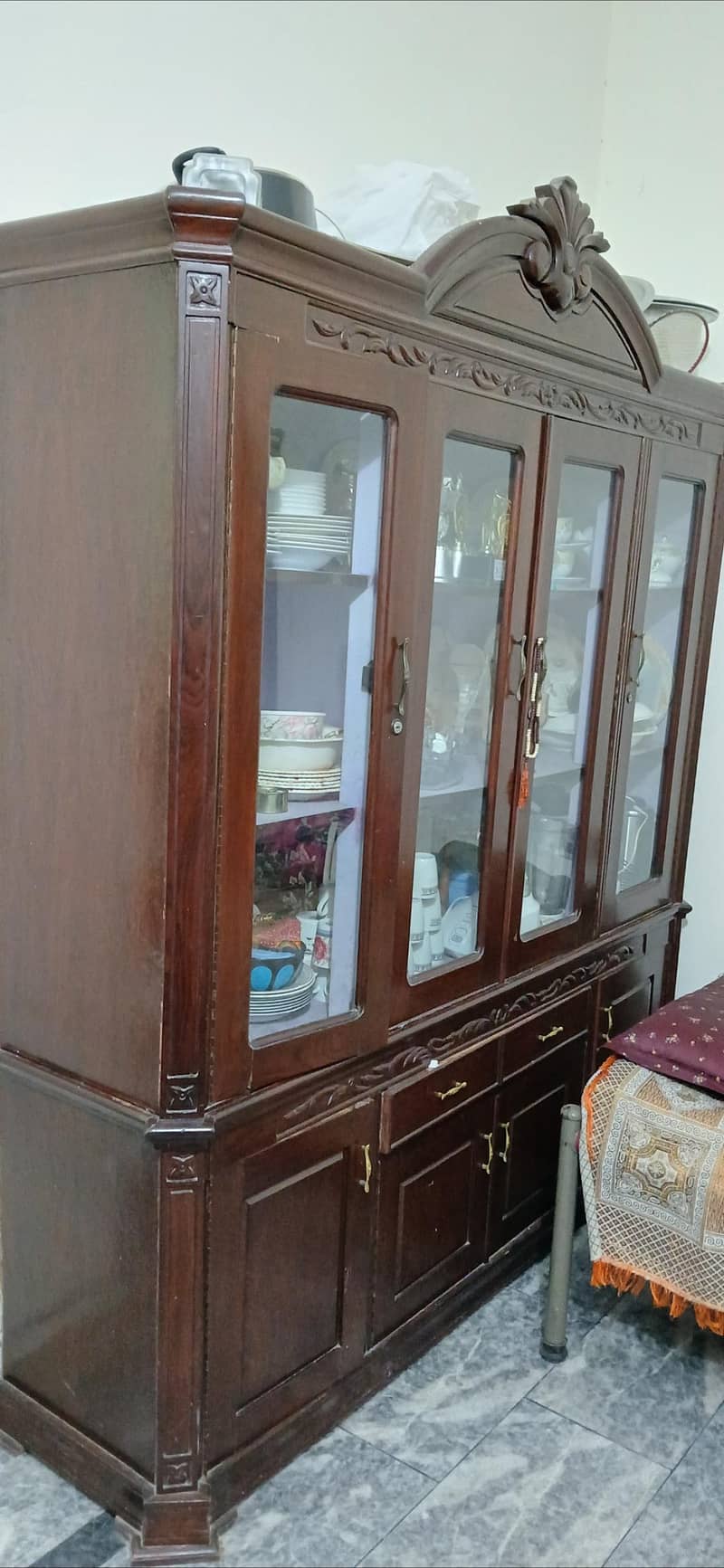 برتنوں والی الماری 0