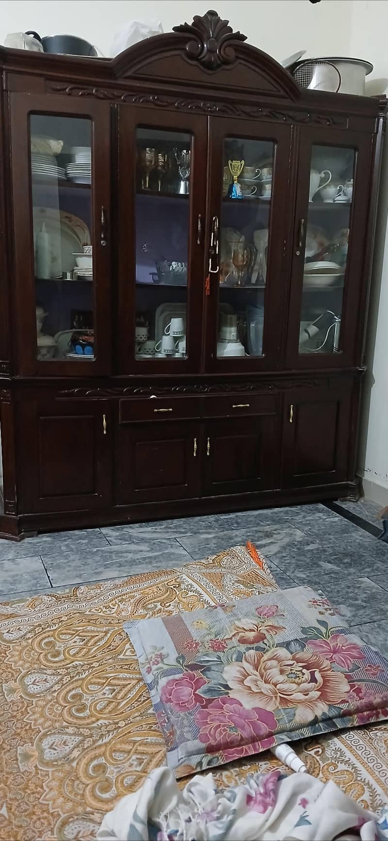 برتنوں والی الماری 1