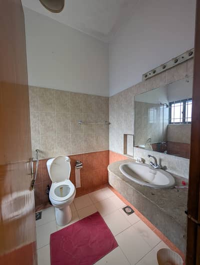 F-11 DOUBLE STOREY HOUSE FOR RENT EXCELLENT 1 KANAL DOUBLE STORY HOUSE ALONG WITH BASEMENT PROPER AND MODERN FITTINGS, MARBLE FLOORING 5 BEDROOMS, 5 ATTACHED BATHROOMS