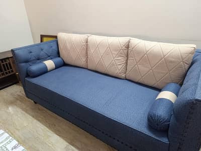 beautiful and well maintained sofa set for sale