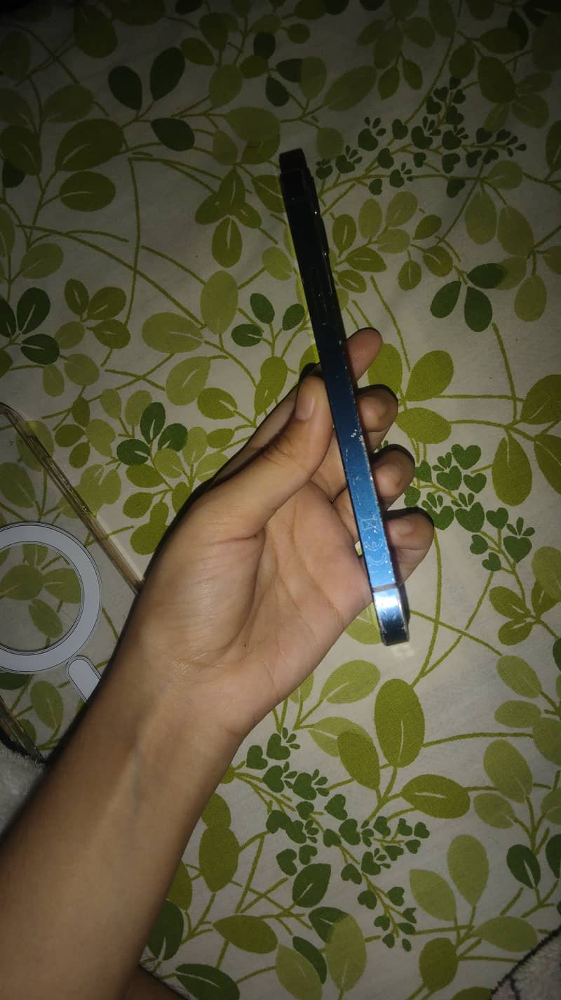 Apple iPhone 12 4