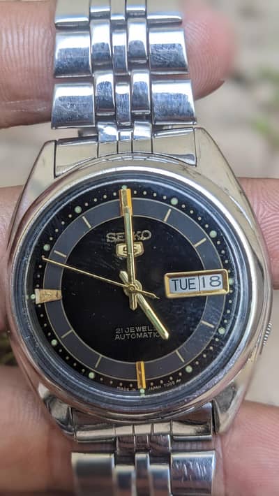 Seiko 5 "Tuxedo" Dial – 17 Jewels Automatic