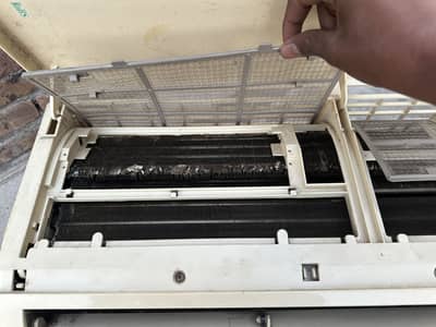 Orient 1.5 ton old Ac Working condition gas leak