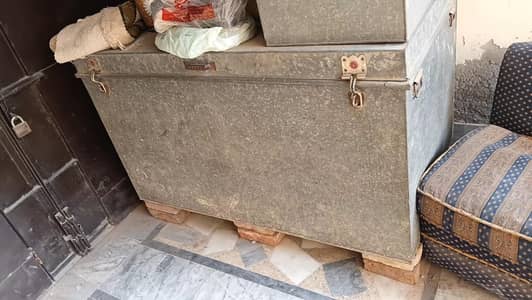 01 iron petti +01 iron trunk