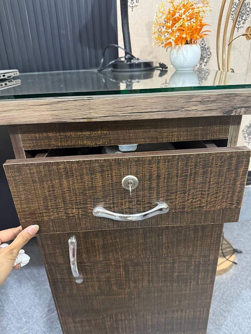 study table good condition 4