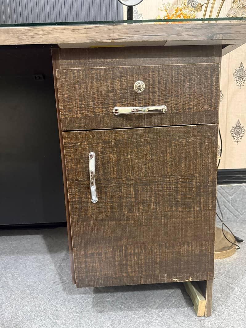 study table good condition 5